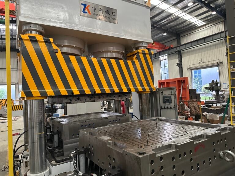 ZK Hydraulic تحقق إنجازًا بارزًا: إطلاق أول مكبس تشكيل طبلي بلاستيكي مزدوج المحطة في الصين