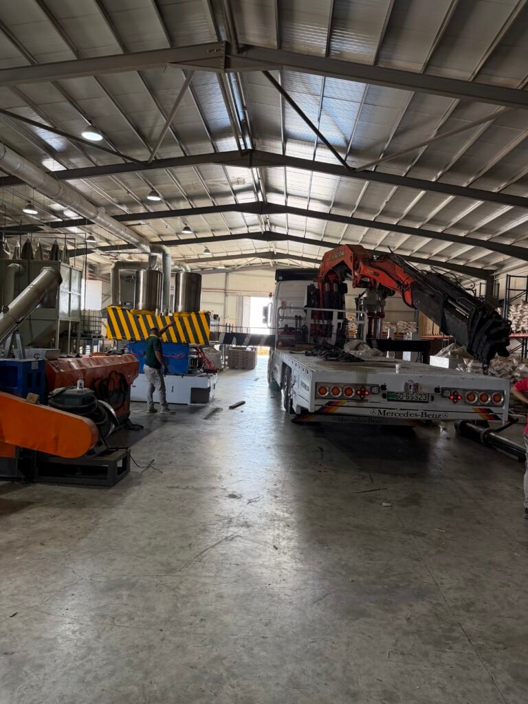العنوان ZK Hydraulic يصلون إلى الأردن لتركيب خطين آليين لإنتاج المنصات البلاستيكية المعاد تدويرها